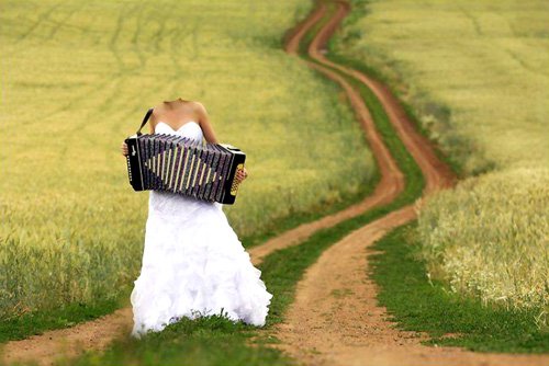 Шаблон psd женский - В свадебном платье в поле, играя на баяне