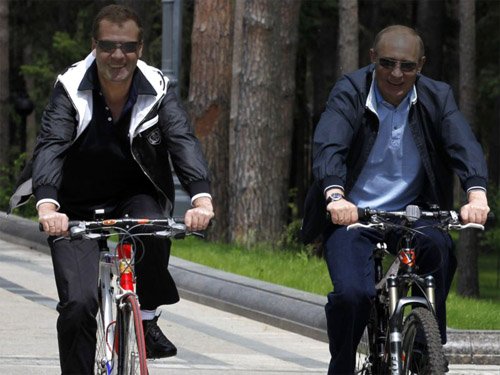 Шаблон psd - Прогулка на велосипеде по парку с Путиным